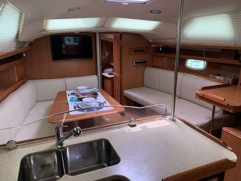 2009 Hunter 45 Deck Salon
