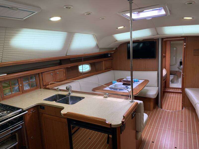 2009 Hunter 45 Deck Salon
