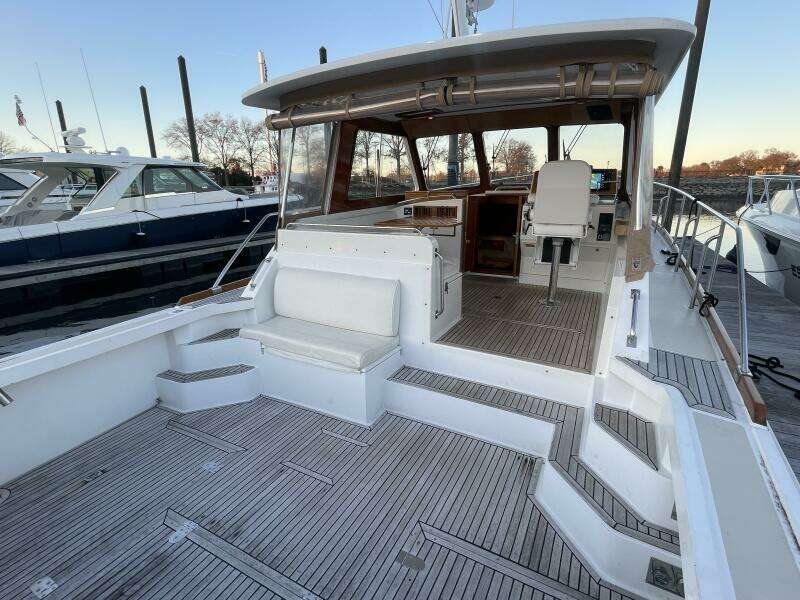 Grand Banks Eastbay 38 HX