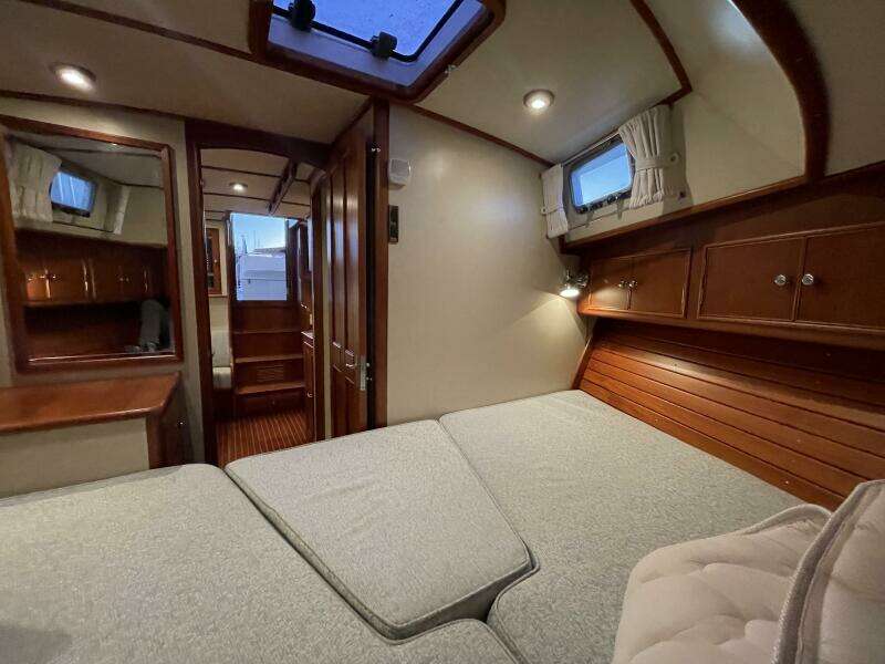 Grand Banks Eastbay 38 HX