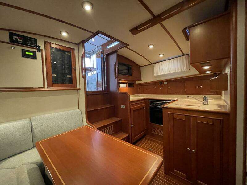 Grand Banks Eastbay 38 HX