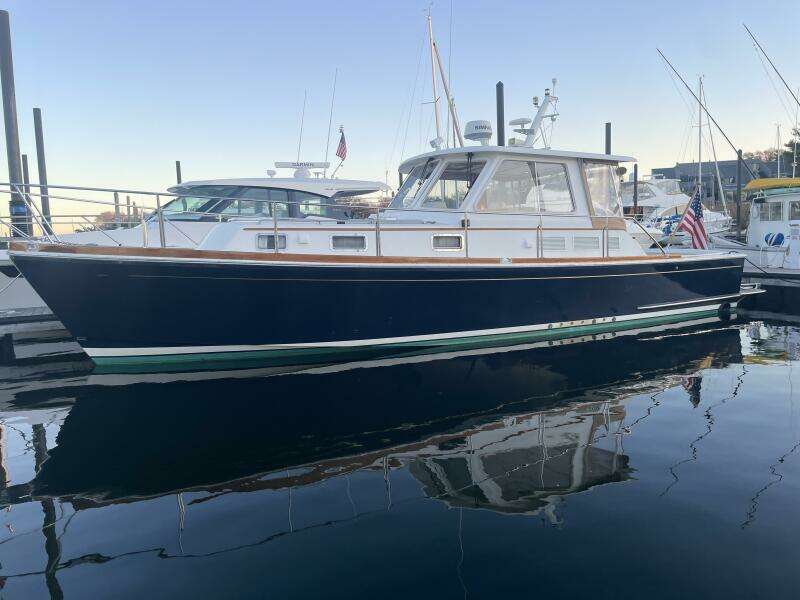 Grand Banks Eastbay 38 HX port bow