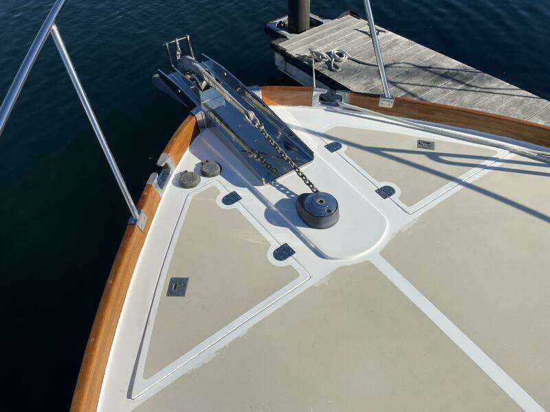 Grand Banks Eastbay 38 HX bow