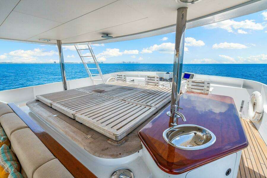 1996 Palmer Johnson TRI-DECK FB