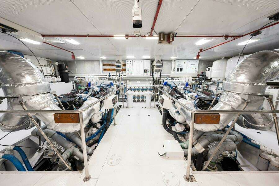 1996 Palmer Johnson TRI-DECK FB