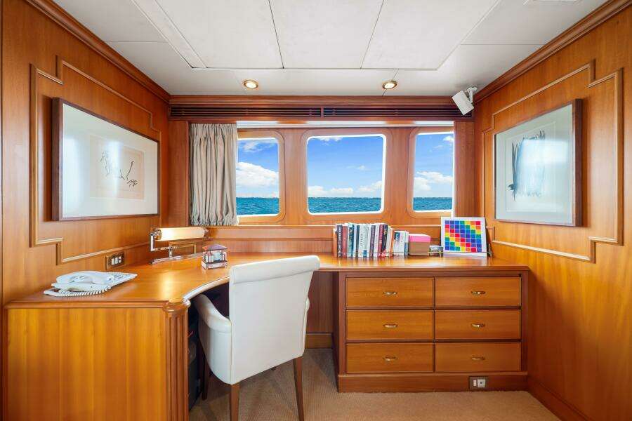 1996 Palmer Johnson TRI-DECK FB