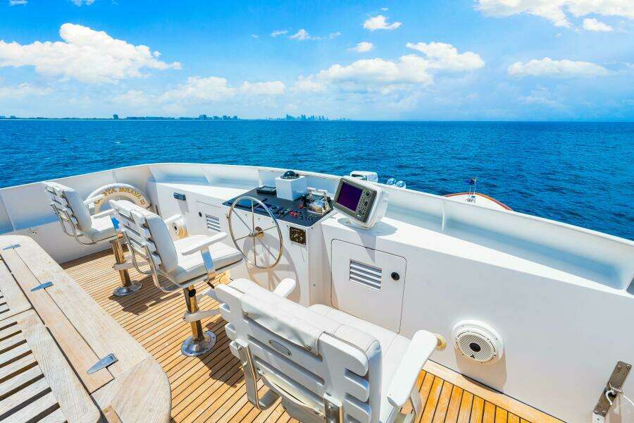 1996 Palmer Johnson TRI-DECK FB