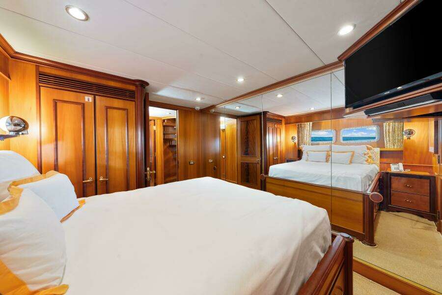 1996 Palmer Johnson TRI-DECK FB