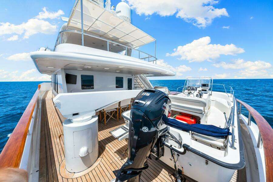 1996 Palmer Johnson TRI-DECK FB