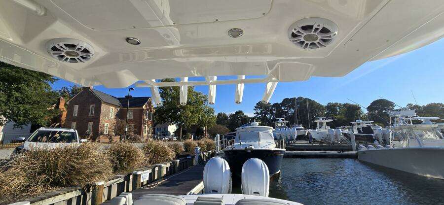 2021 Regulator 34 Center Console