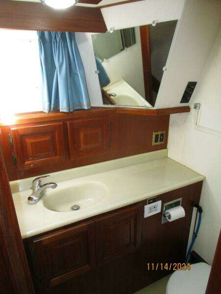 44' Viking master stateroom head