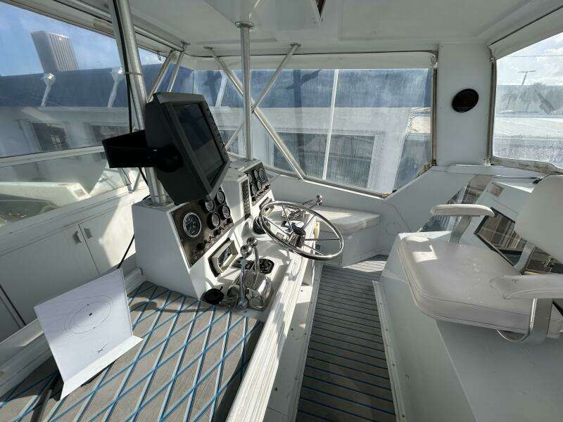 44' Viking flybridge starboard