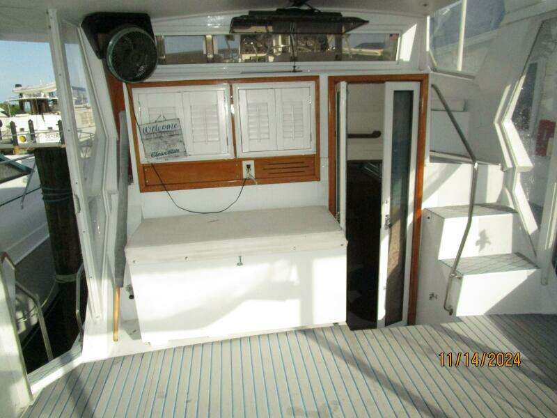 44' Viking aftdeck forward