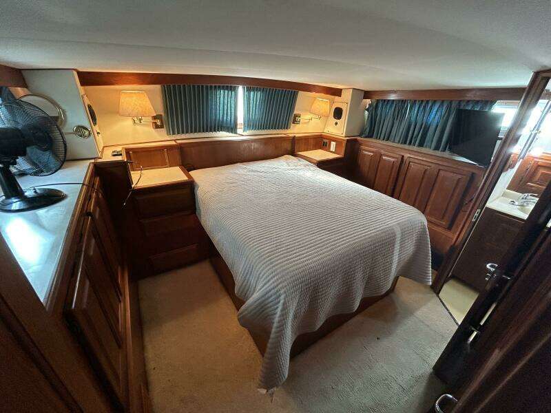44' Viking master stateroom
