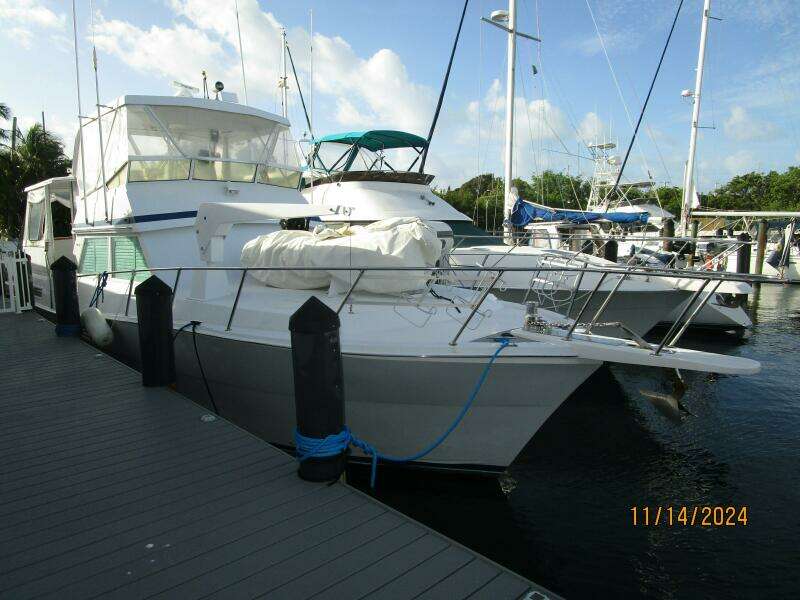 44' Viking starboard forward profile