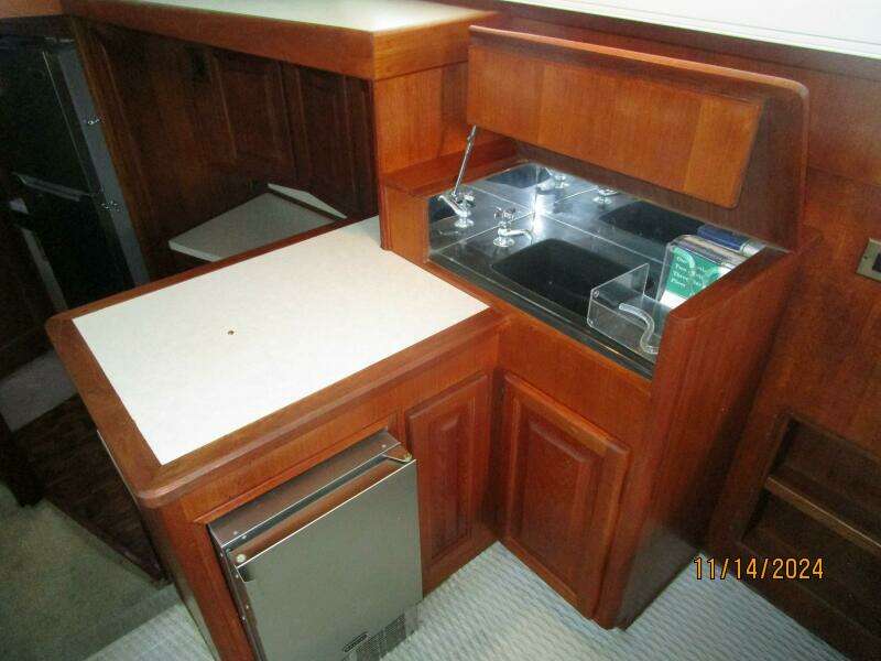 44' Viking salon wetbar2