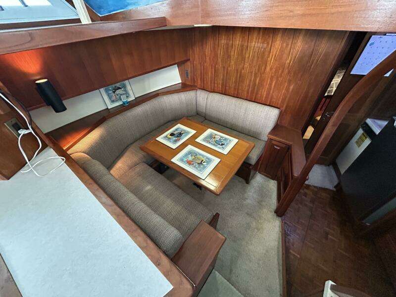 44' Viking dinette
