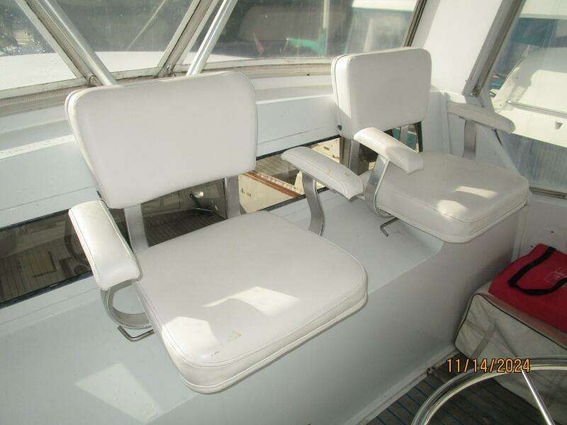 44' Viking flybridge helmseats