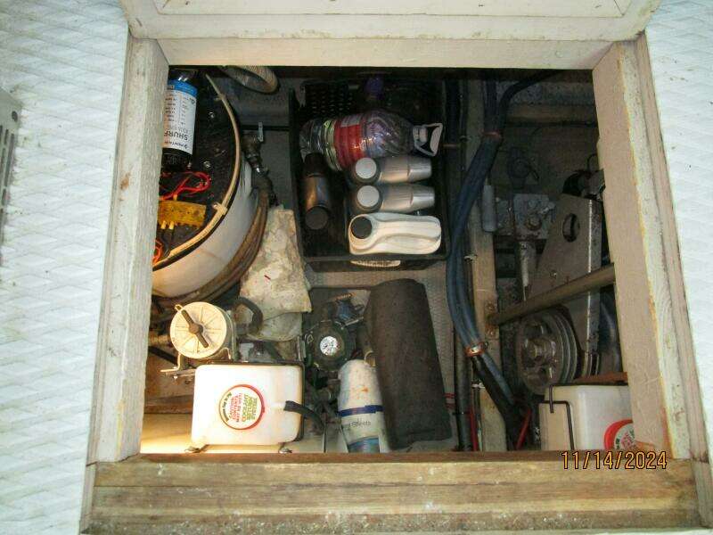 44' Viking engine room access2