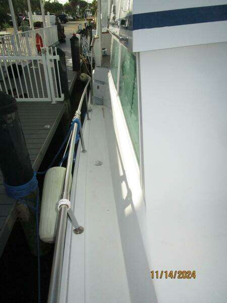 44' Viking starboard side deck