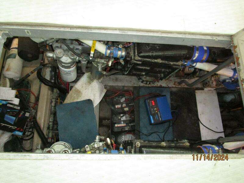 44' Viking engine room access1