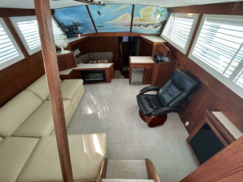 44' Viking salon forward