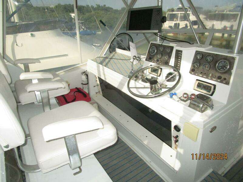 44' Viking flybridge helm1