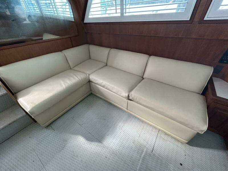 44' Viking salon port seating