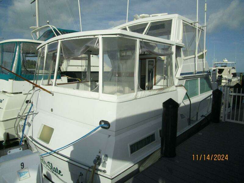 44' Viking starboard aft profile