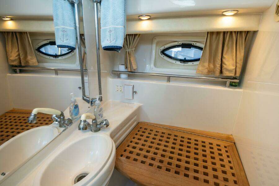 2000 Monterey 322 Cruiser