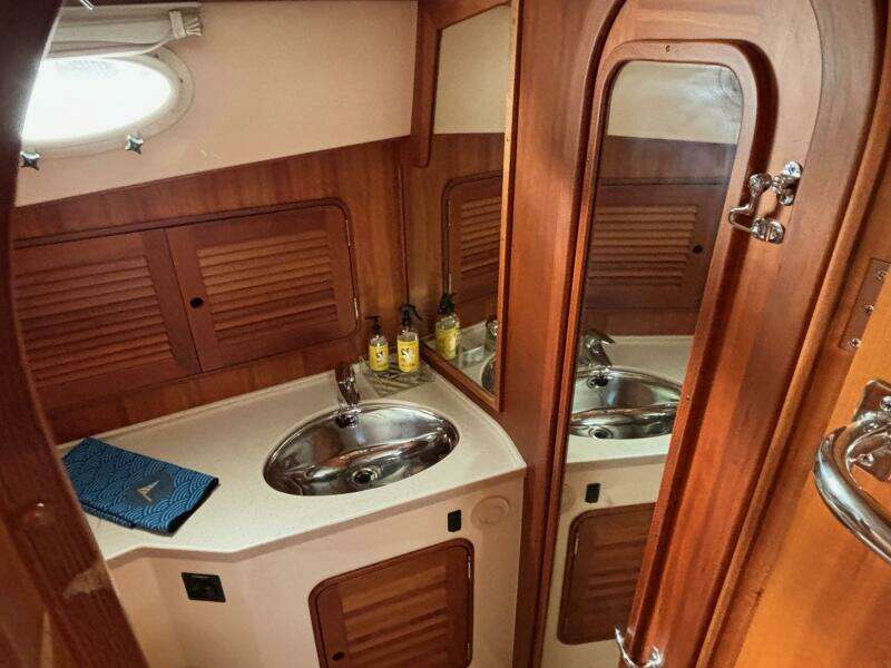 2005 Hinckley Talaria 44 Motor Yacht