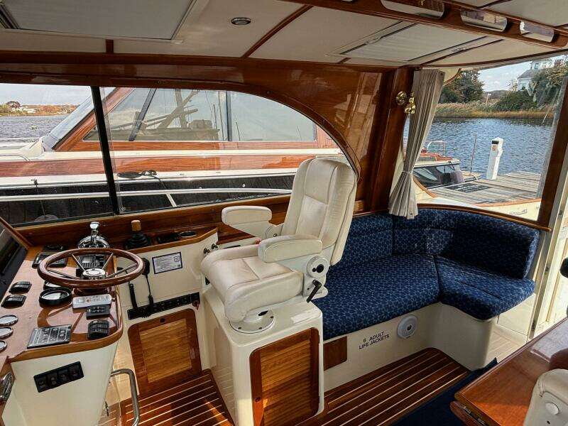 2005 Hinckley Talaria 44 Motor Yacht