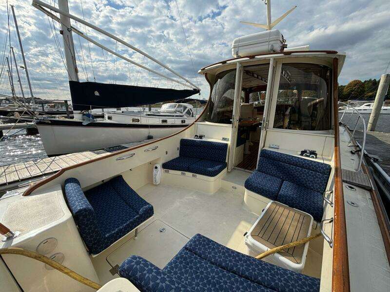 2005 Hinckley Talaria 44 Motor Yacht