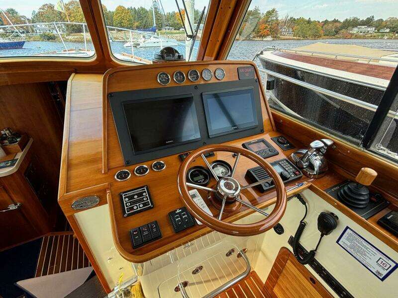 2005 Hinckley Talaria 44 Motor Yacht