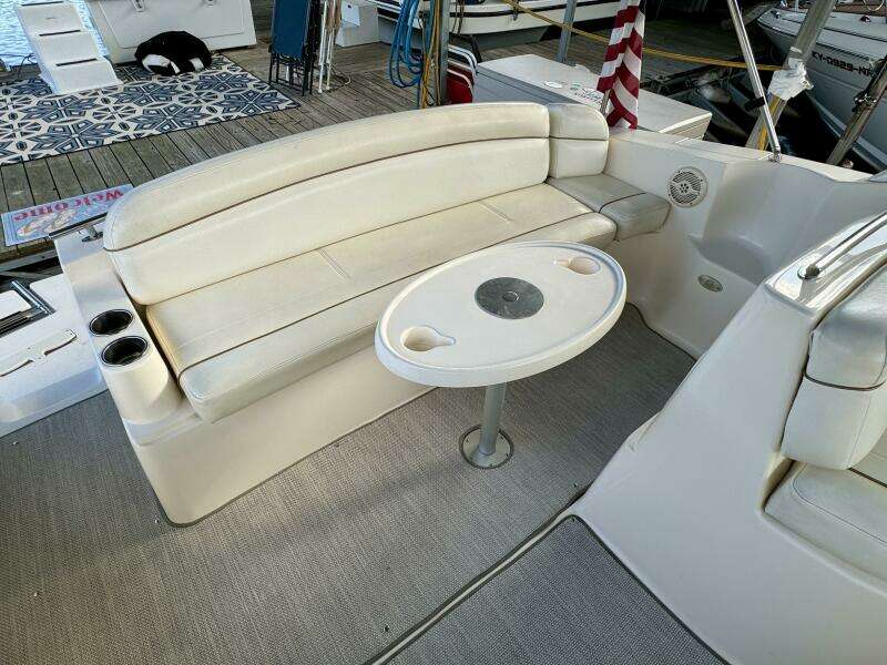 2004 Rinker 342 Fiesta Vee