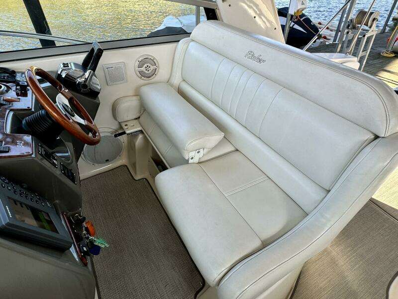 2004 Rinker 342 Fiesta Vee