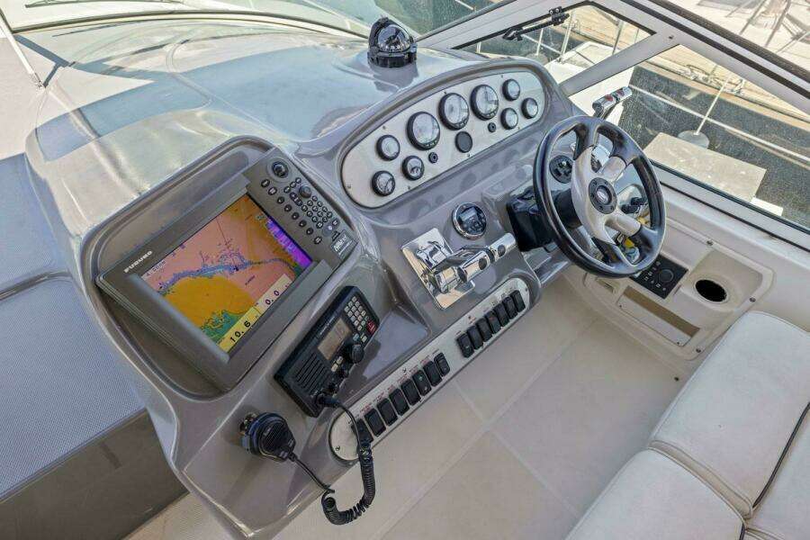 2006 Cruisers Yachts 370 Express