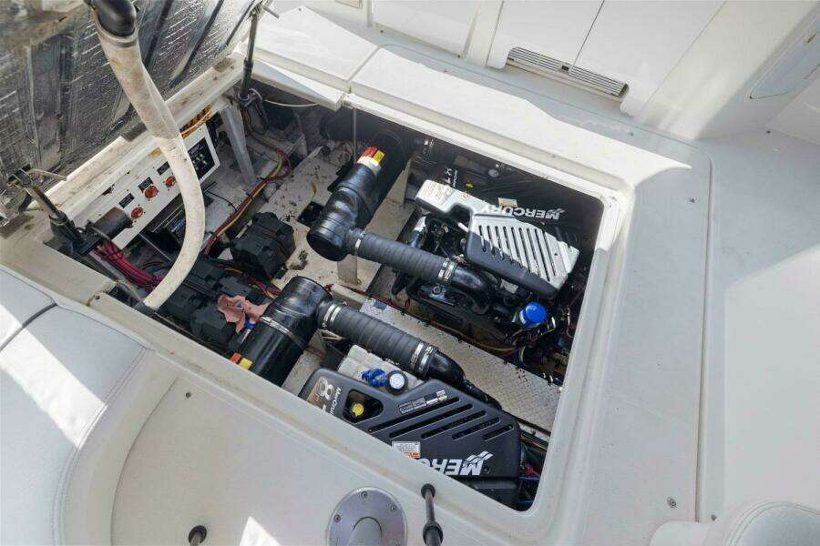 2006 Cruisers Yachts 370 Express