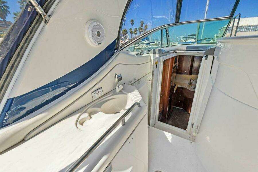 2006 Cruisers Yachts 370 Express