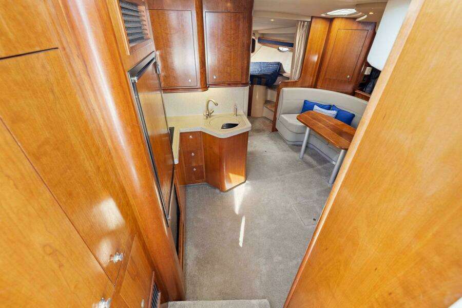 2006 Cruisers Yachts 370 Express