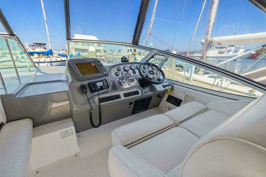 2006 Cruisers Yachts 370 Express