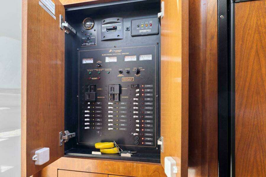 2006 Cruisers Yachts 370 Express