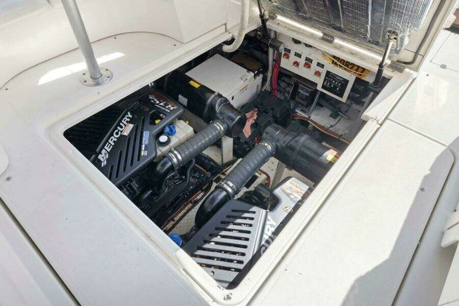 2006 Cruisers Yachts 370 Express