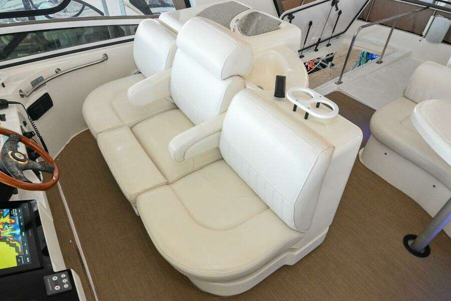 2002 Cruisers Yachts 5000 Sedan Sport