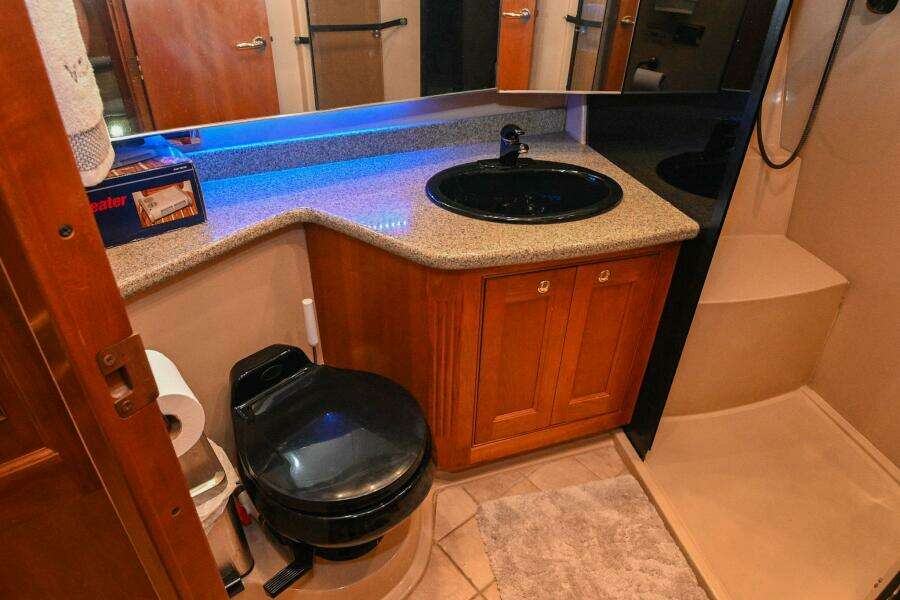 2002 Cruisers Yachts 5000 Sedan Sport