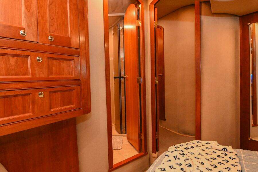 2002 Cruisers Yachts 5000 Sedan Sport