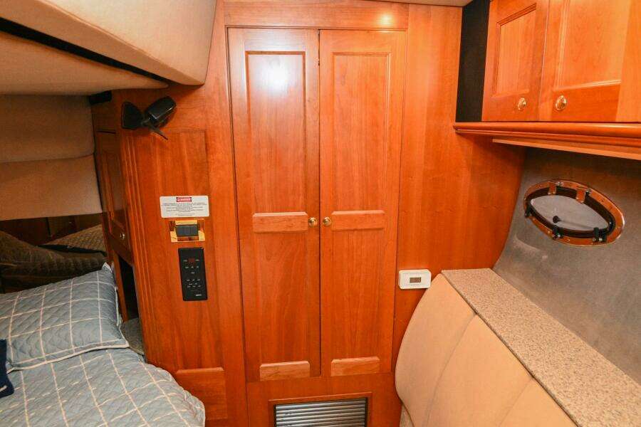 2002 Cruisers Yachts 5000 Sedan Sport