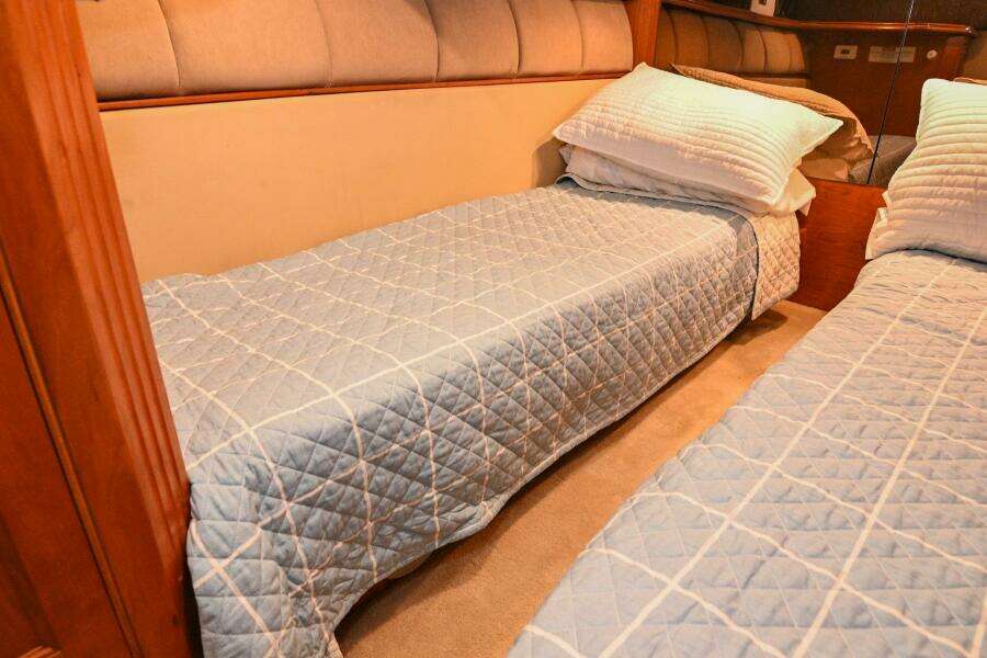 2002 Cruisers Yachts 5000 Sedan Sport