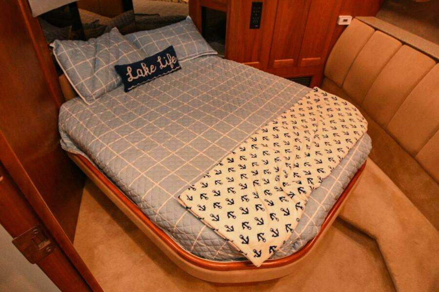 2002 Cruisers Yachts 5000 Sedan Sport