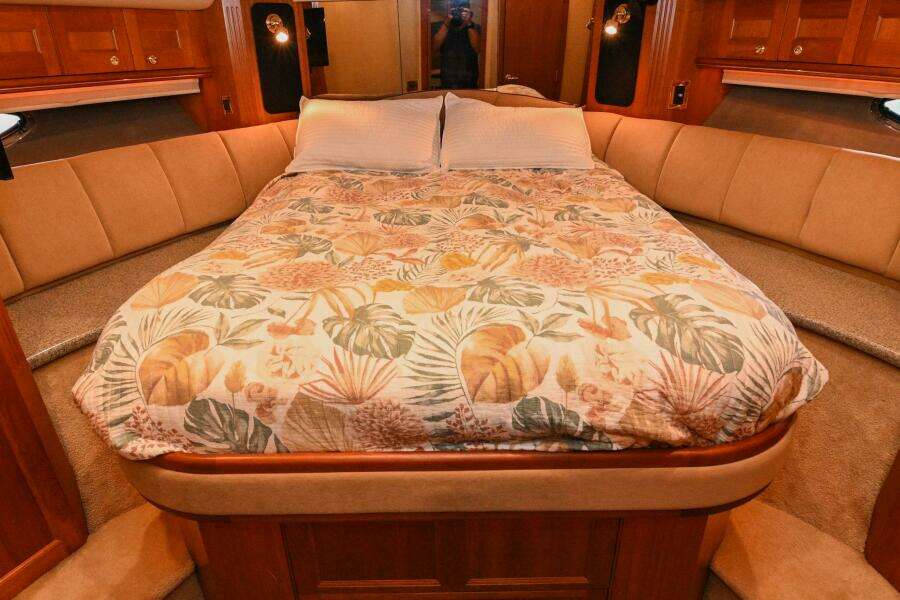 2002 Cruisers Yachts 5000 Sedan Sport